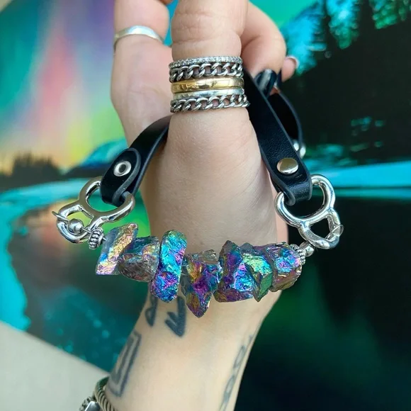 Druzy quartz choker . Rainbow iridescent druzy crystal quartz leather choker - Picture 8 of 12